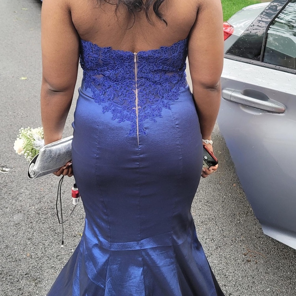 2 beautiful prom dress only worn once… size 12.